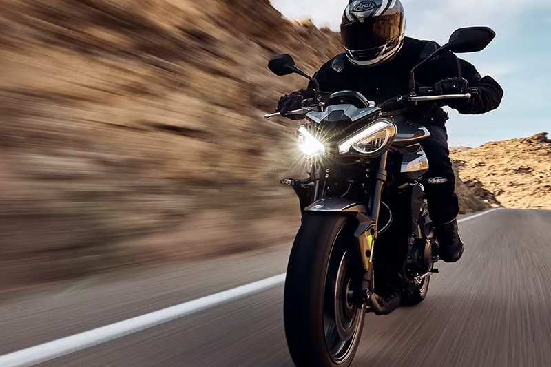 2024 Triumph Street Triple 765 R Image 02